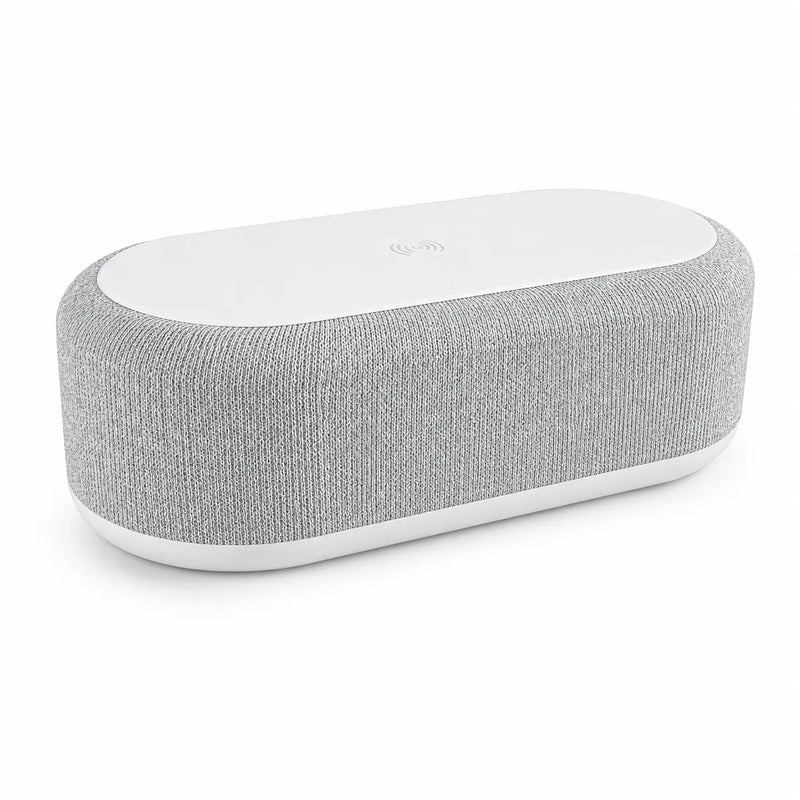 Réveil chargeur à induction en tissu gris sur fond blanc, écran et veilleuse éteints