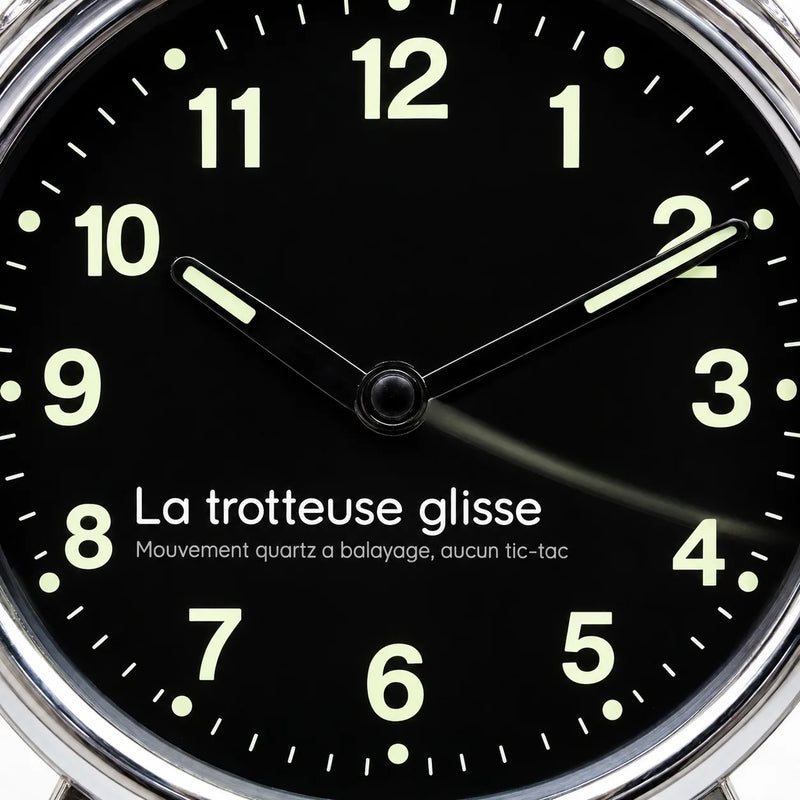 Pose longue du cadran montrant la trotteuse en filé continu, preuve du mouvement quartz à balayage sans tic-tac