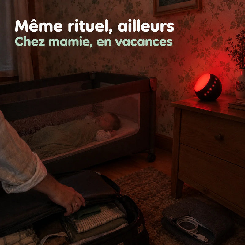 Veilleuse rouge en voyage près d'un lit parapluie dans la chambre d'amis de mamie, valise et housse, Tendre Veilleuse