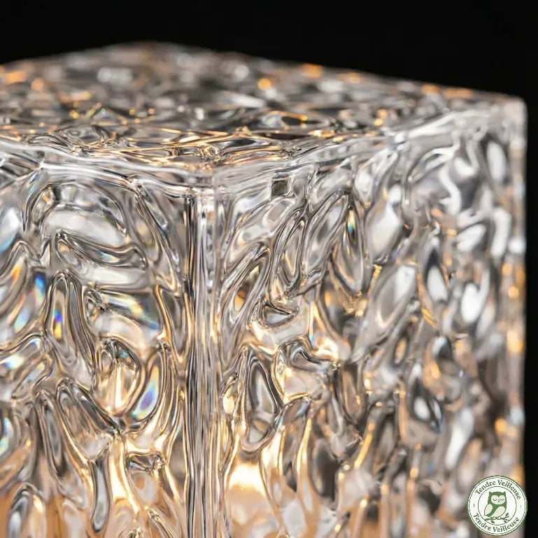 Détail texture acrylique effet cristal de la veilleuse projection AuraWave™ — ondulations eau Water Ripple