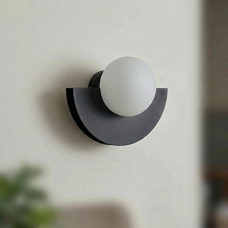 Applique murale boule design nordique G9 fer forgé éteinte, lumière naturelle diffuse, mur grège, style catalogue minimaliste, Tendre Veilleuse