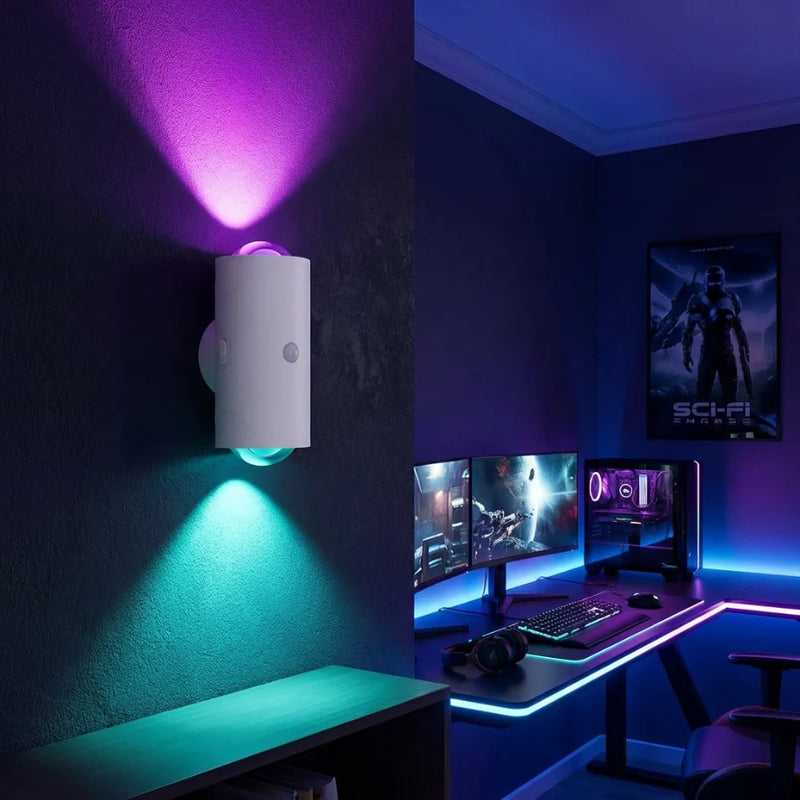 Applique murale LED sans fil projetant une lumière violette et turquoise dans une chambre gaming avec bureau d'ordinateur.