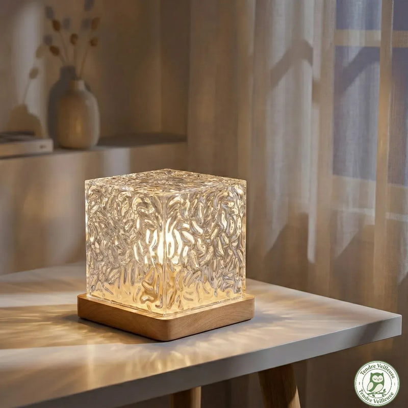 AuraWave™ lampe projection vagues sur table de chevet chambre adulte — effet Water Ripple mur fond blanc