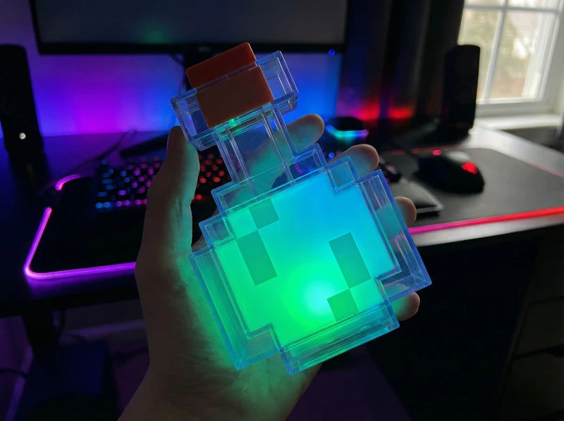 Joueur utilisant le shake control de la lampe de bureau potion Minecraft pour changer l'ambiance lumineuse de son setup gamer.