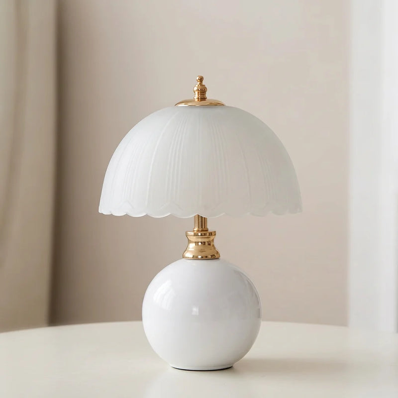 Lampe de chevet céramique blanche abat-jour verre éteinte en lumière naturelle, corps crème lisse sur surface mate, vue de face cadrage strict — Tendre Veilleuse