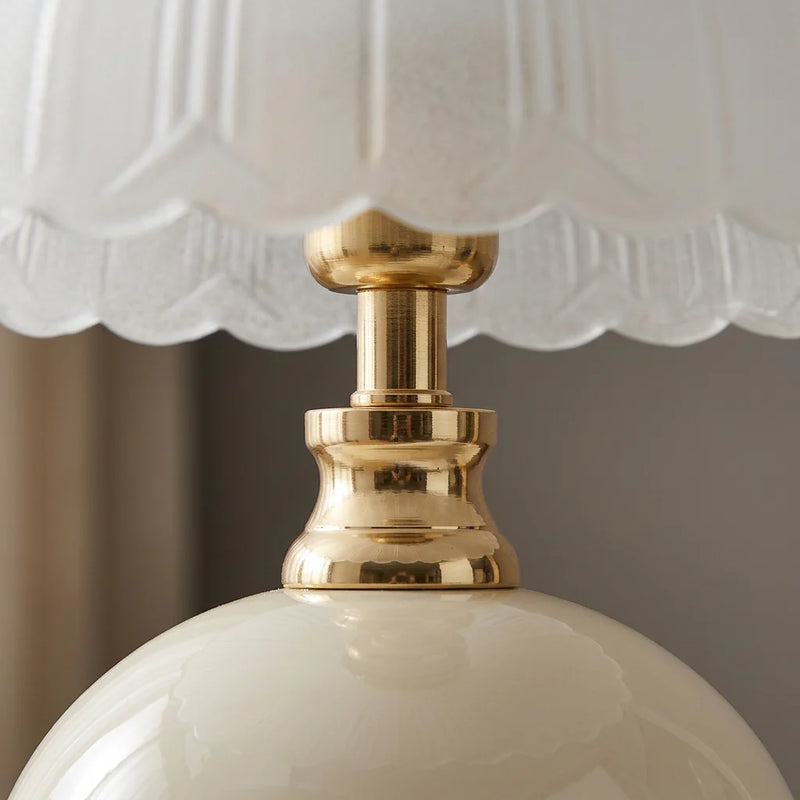 Détail macro lampe de chevet céramique blanche, jonction corps céramique poudre légère crème et abat-jour verre soufflé, finition non poreuse lisse visible en studio — Tendre Veilleuse