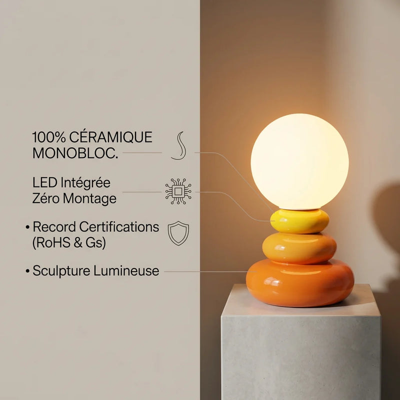 Infographie lampe de chevet céramique lune LED orange, sculpture monobloc allumée sur fond taupe, texte overlay 100% céramique monobloc LED intégrée zéro montage 5 certifications CE RoHS Gs — Tendre Veilleuse