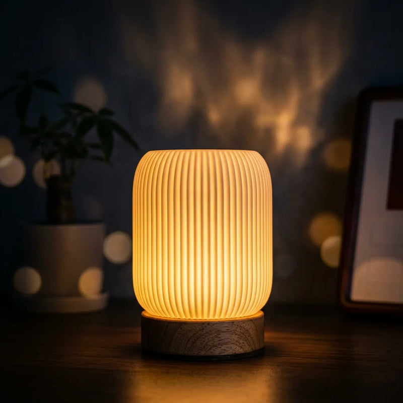 Lampe de chevet grain de bois allumée lumière chaude ambrée reflets mur sombre ambiance nocturne — Tendre Veilleuse