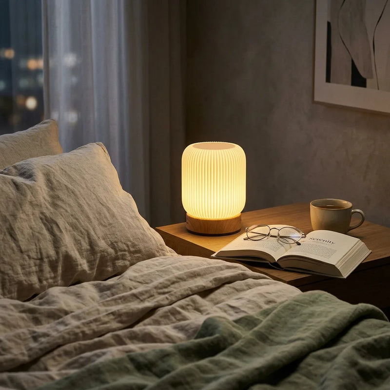 Lampe de chevet grain de bois tactile allumée table de nuit chambre adulte ambiance lecture cosy soir — Tendre Veilleuse