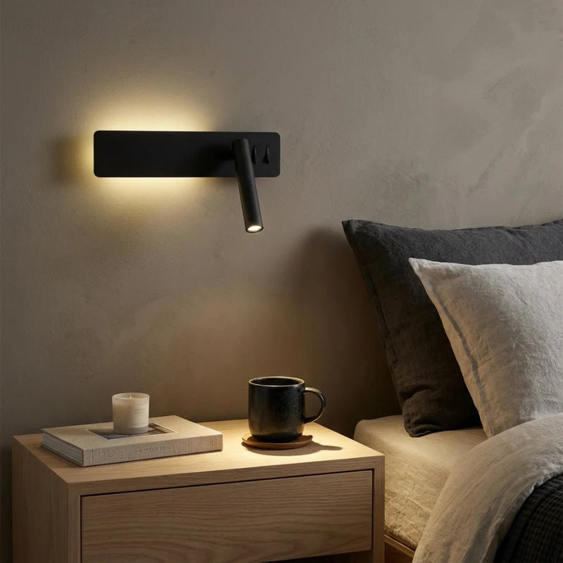 Lampe de chevet pour lire au lit, applique LED orientable aluminium au-dessus d'un chevet bois clair, oreillers lin gris, ambiance nocturne, Tendre Veilleuse