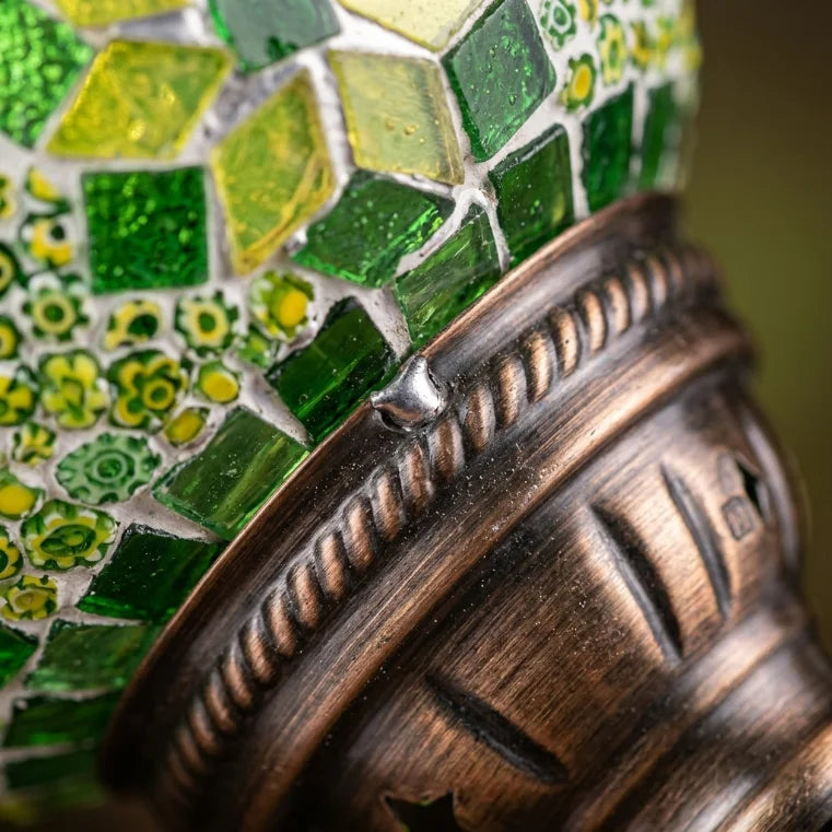 Macro détail jonction verre mosaïque artisanal soudé à la main et base fer plaqué bronze lampe de chevet Art Déco, qualité certifiée CE CEM RoHS — Tendre Veilleuse