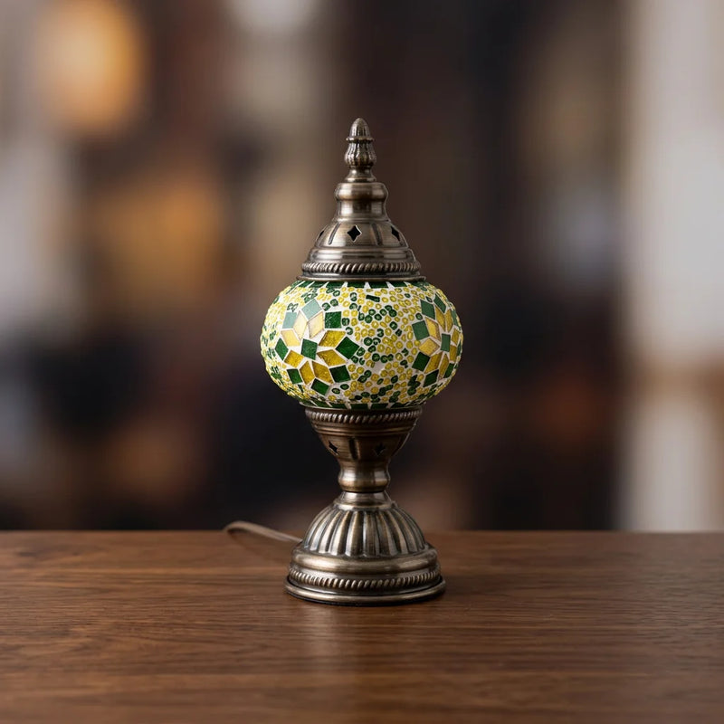 Lampe de chevet vitrail Art Déco mosaïque éteinte sur surface bois noyer, motifs verre coloré et base fer plaqué bronze apparents, D10cm H24cm — Tendre Veilleuse