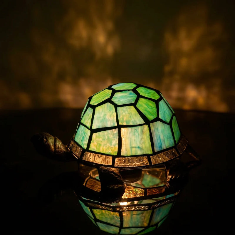 Lampe de chevet vitrail tortue Art Déco allumée lumière ambre chaude effet mosaïque — Tendre Veilleuse