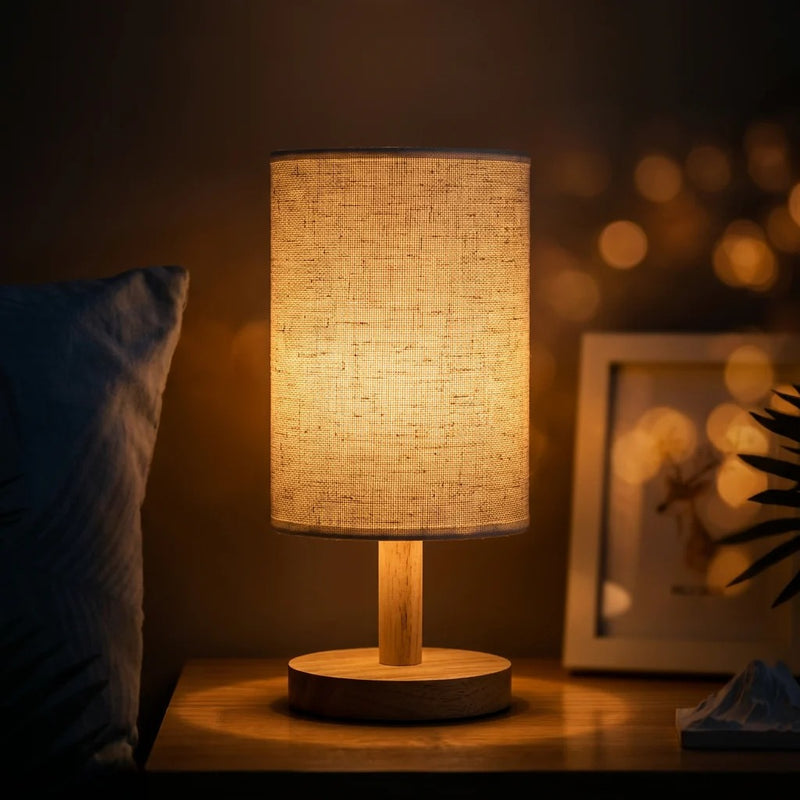 Lampe de chevet en bois bambou pied cylindrique abat-jour lin naturel fond blanc — Tendre Veilleuse