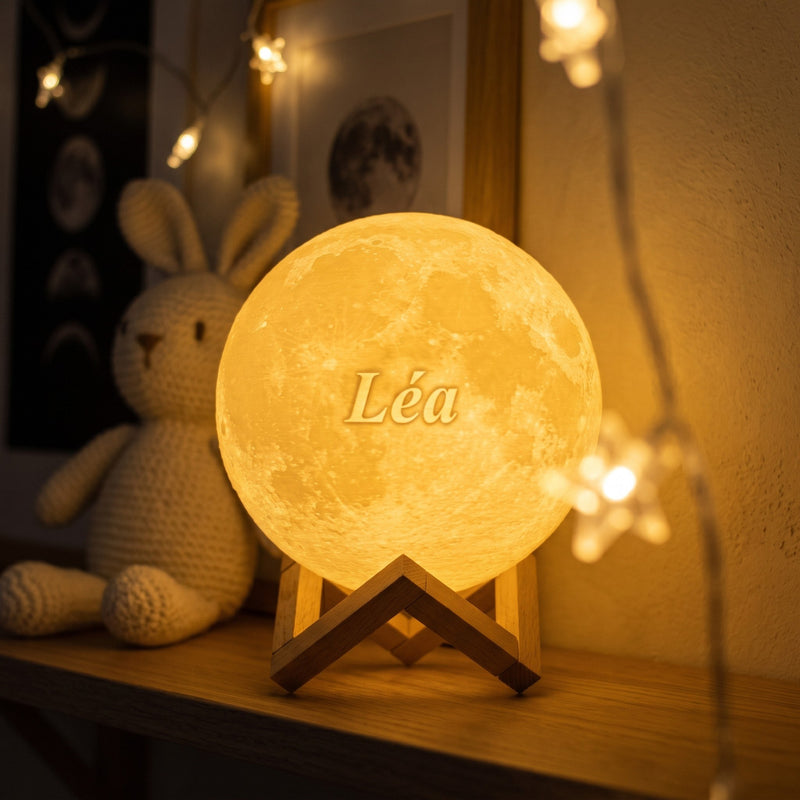 Lampe lune personnalisée en gros plan sur le prénom en relief