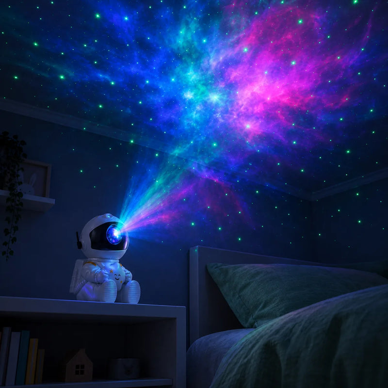 Veilleuse astronaute allumée la nuit, nébuleuse bleue et verte et étoiles laser au plafond d'une chambre, Tendre Veilleuse