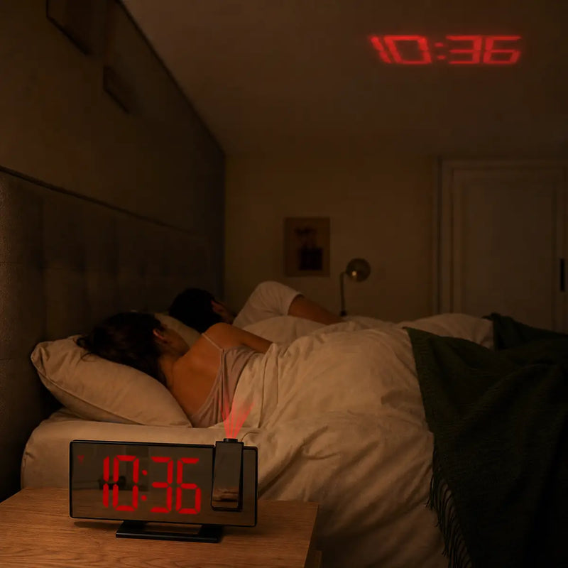 Réveil projecteur plafond dans une chambre avec un couple endormi la nuit, Tendre Veilleuse