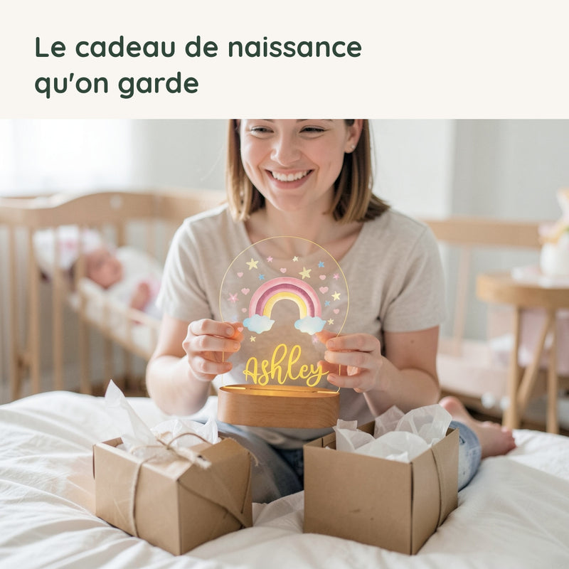 Une maman découvre la veilleuse arc-en-ciel personnalisée offerte en cadeau de naissance