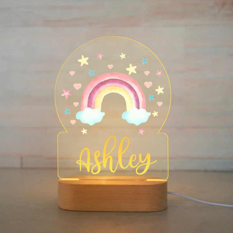 Veilleuse arc-en-ciel personnalisée étoiles et nuages avec prénom gravé, plaque acrylique allumée sur socle en bois