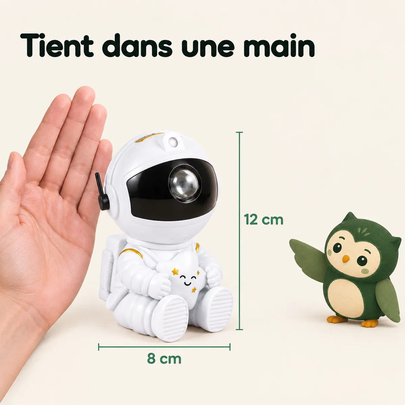 Veilleuse astronaute de 12 cm de haut sur 8 cm de large, posée à côté d'une main pour l'échelle, Tendre Veilleuse
