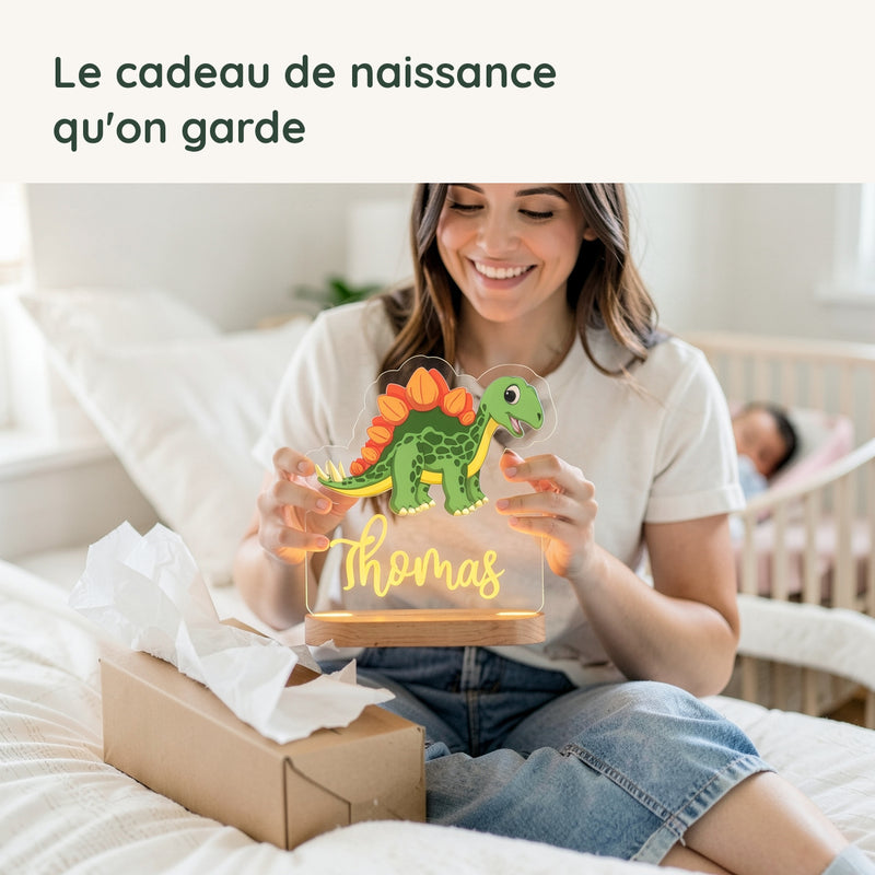 Une maman découvre la veilleuse dinosaure personnalisée offerte en cadeau de naissance