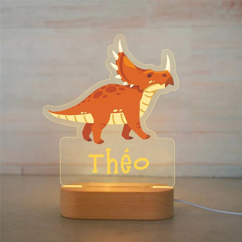 Veilleuse dinosaure personnalisée tricératops avec prénom gravé, plaque acrylique allumée sur socle en bois