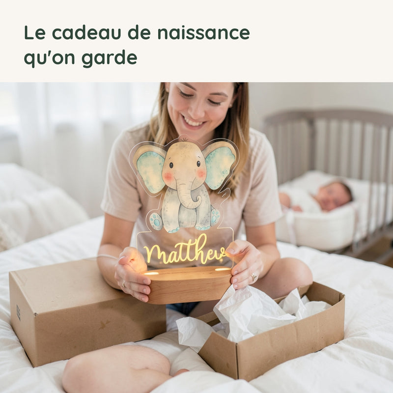 Une maman découvre la veilleuse éléphant personnalisée offerte en cadeau de naissance