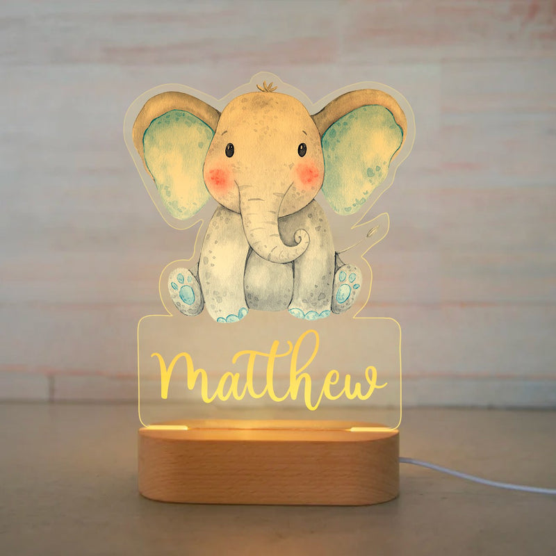 Veilleuse éléphant personnalisée aquarelle sable avec prénom gravé, plaque acrylique allumée sur socle en bois