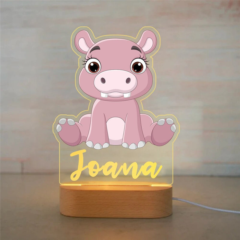 Veilleuse hippopotame personnalisée avec prénom gravé, plaque acrylique allumée sur socle en bois