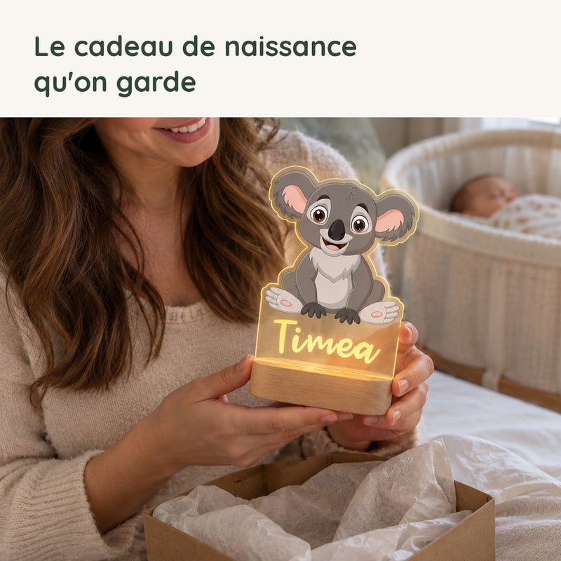Une maman découvre la veilleuse koala personnalisée offerte en cadeau de naissance