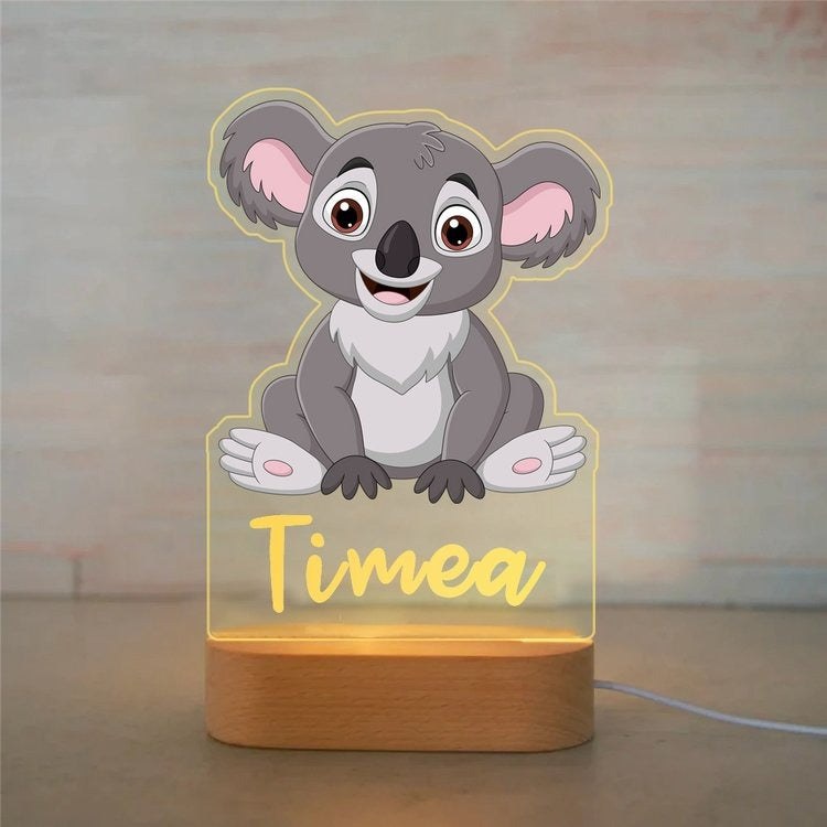 Veilleuse koala personnalisée avec prénom gravé, plaque acrylique allumée sur socle en bois