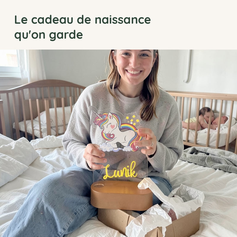 Une maman découvre la veilleuse licorne personnalisée offerte en cadeau de naissance