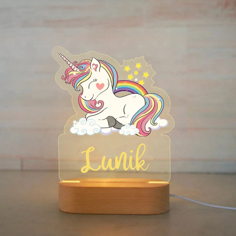 Veilleuse licorne personnalisée sur son nuage avec prénom gravé, plaque acrylique allumée sur socle en bois