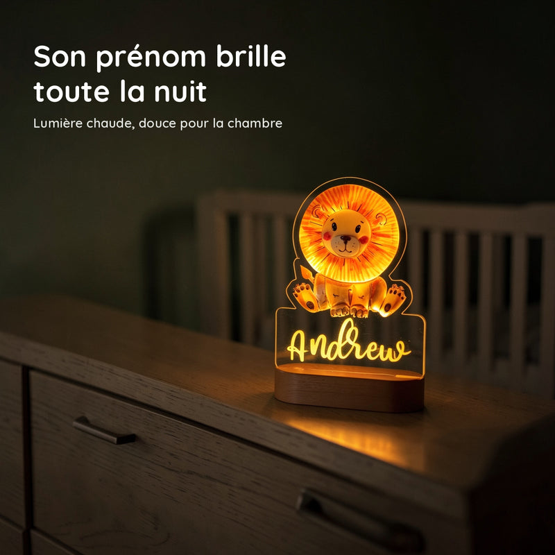 Veilleuse lion personnalisée allumée en lumière chaude la nuit dans une chambre de bébé