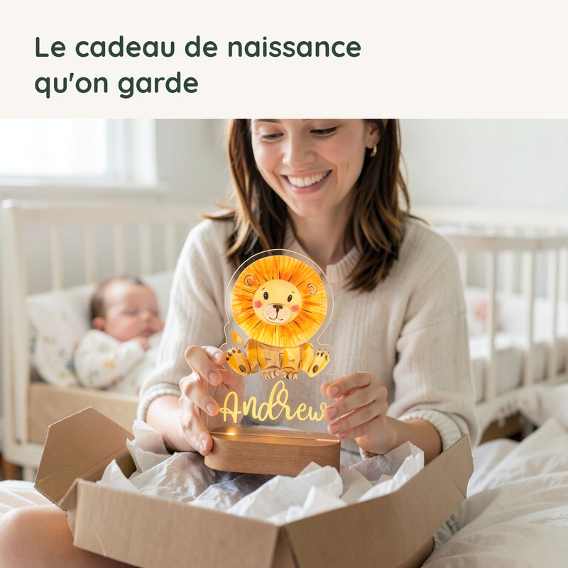 Une maman découvre la veilleuse lion personnalisée offerte en cadeau de naissance