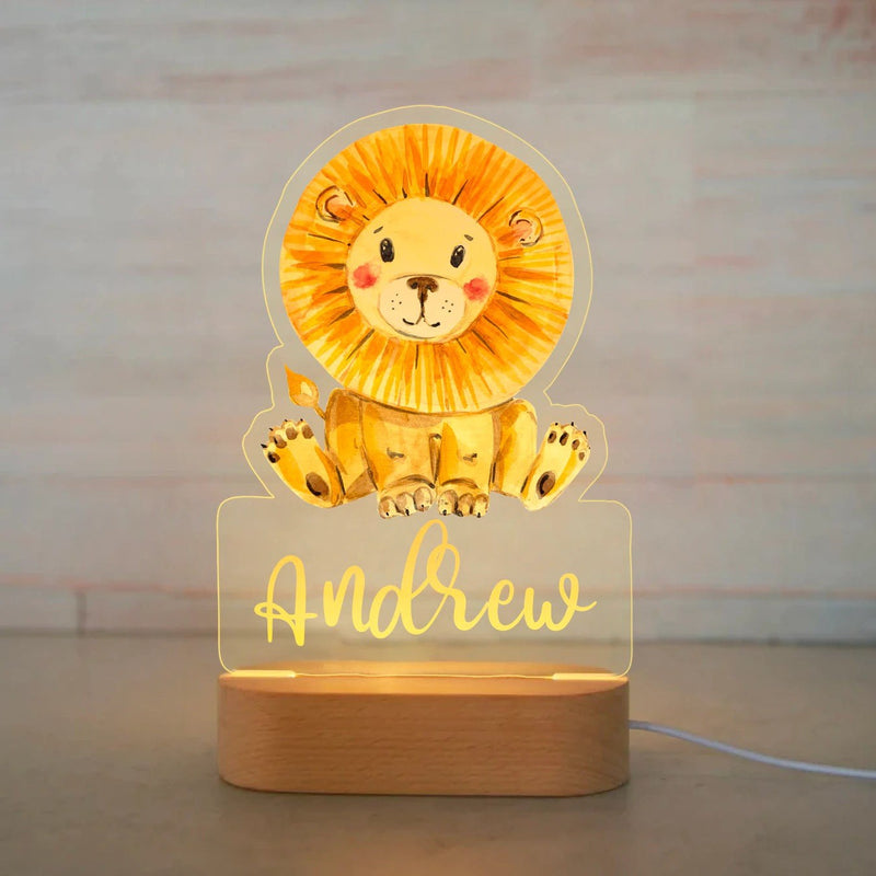 Veilleuse lion personnalisée lion aquarelle avec prénom gravé, plaque acrylique allumée sur socle en bois