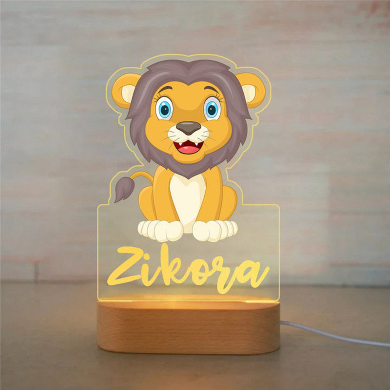 Veilleuse lion personnalisée lionceau avec prénom gravé, plaque acrylique allumée sur socle en bois