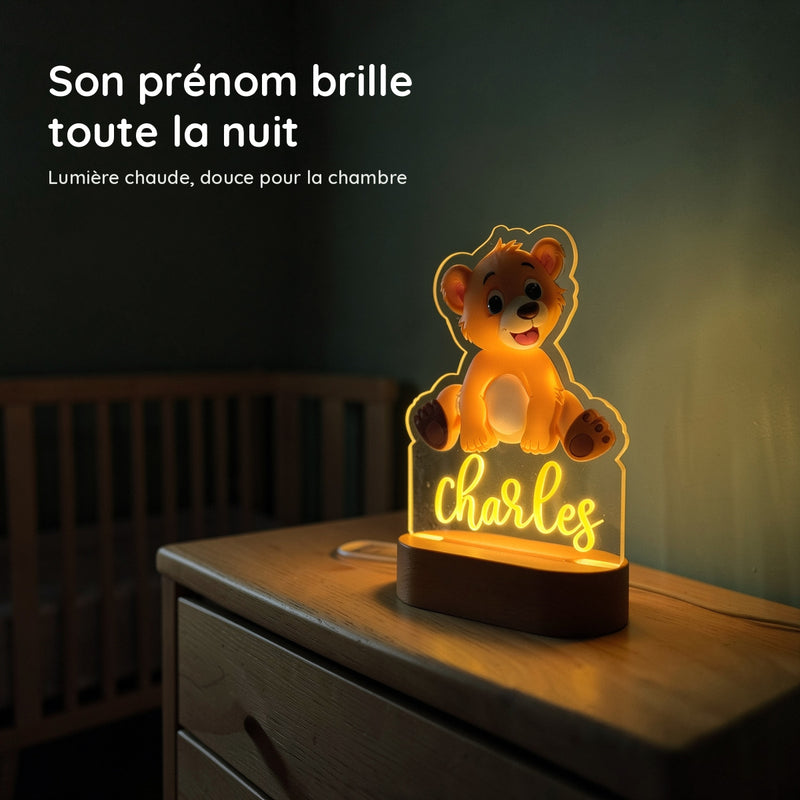 Veilleuse ourson personnalisée allumée en lumière chaude la nuit dans une chambre de bébé