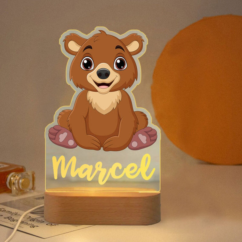 Veilleuse ourson personnalisée ours brun avec prénom gravé, plaque acrylique allumée sur socle en bois