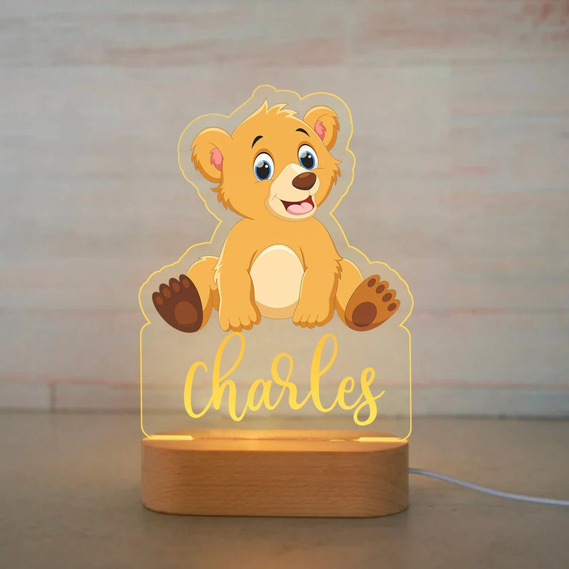 Veilleuse ourson personnalisée ourson miel avec prénom gravé, plaque acrylique allumée sur socle en bois