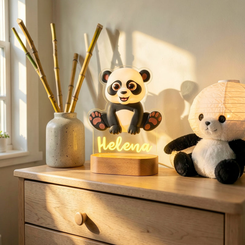 Veilleuse panda personnalisée avec prénom sur une commode en chêne dans une chambre de bébé, le jour