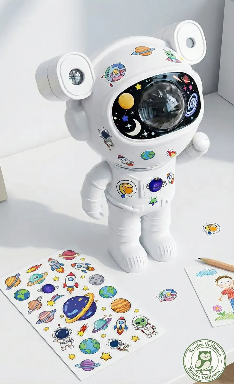 Détail de la veilleuse astronaute Cosmo avec ses stickers personnalisables. Activité ludique et créative pour enfant.