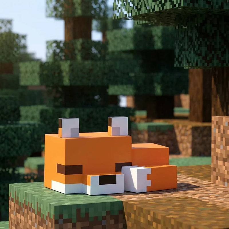 Lampe Minecraft renard éteinte en décoration de chambre, design géométrique fidèle au baby mob du biome Taïga.