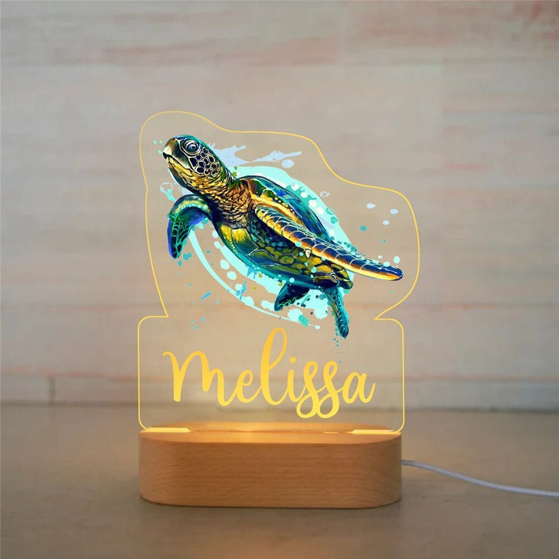 Veilleuse tortue personnalisée avec prénom gravé, plaque acrylique allumée sur socle en bois