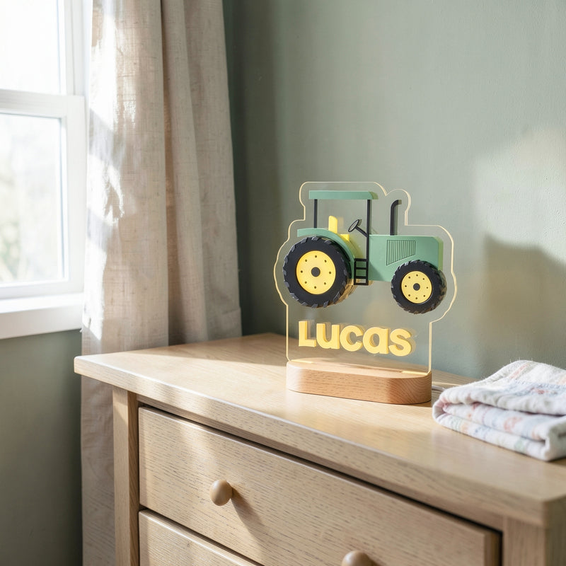 Veilleuse tracteur personnalisée avec prénom sur une commode en chêne dans une chambre de bébé, le jour