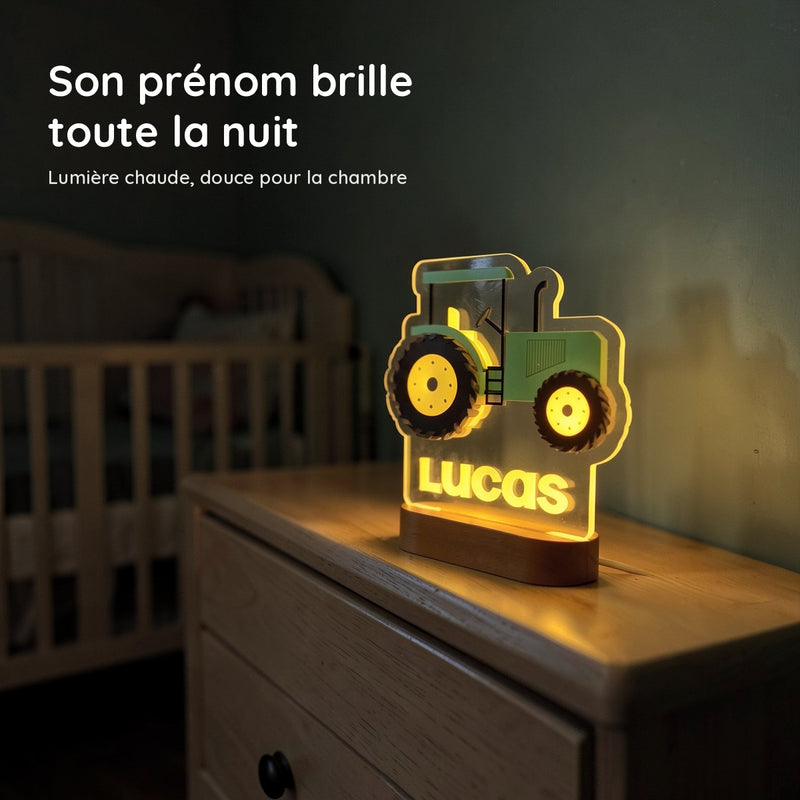 Veilleuse tracteur personnalisée allumée en lumière chaude la nuit dans une chambre de bébé
