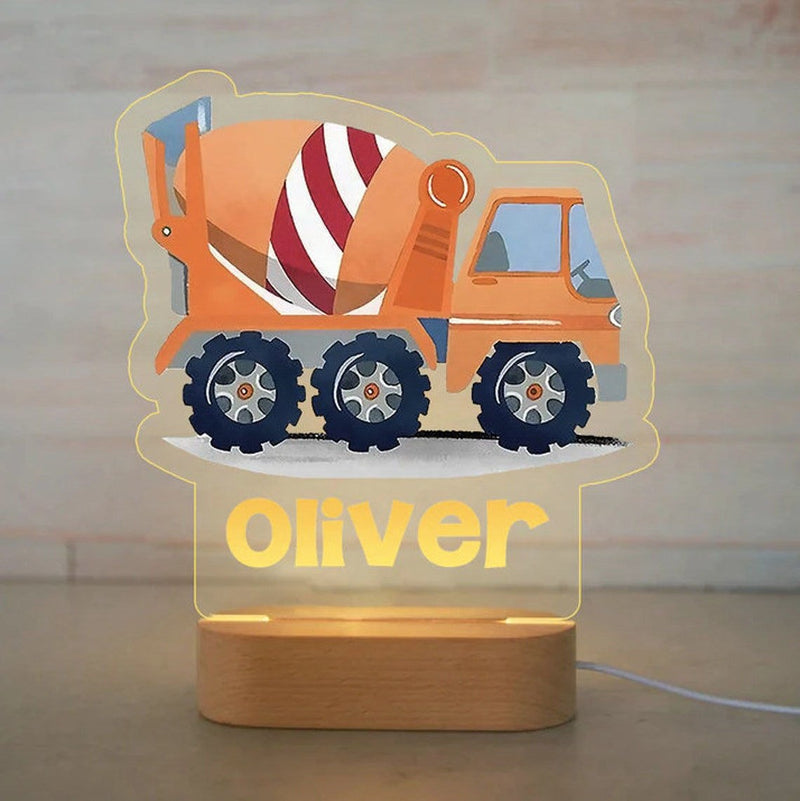 Veilleuse tracteur personnalisée bétonnière orange avec prénom gravé, plaque acrylique allumée sur socle en bois