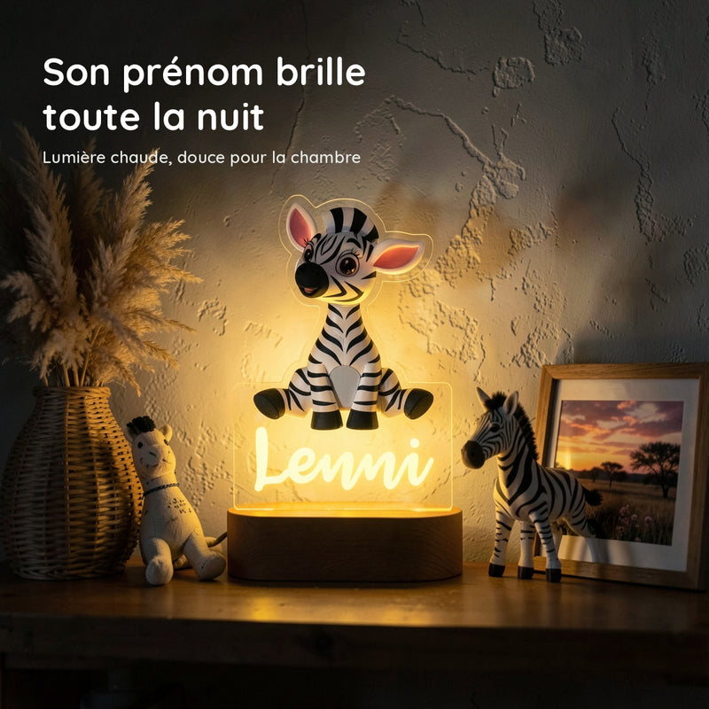 Veilleuse zèbre personnalisée allumée en lumière chaude la nuit dans une chambre de bébé