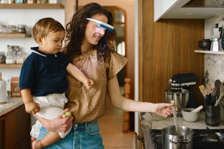 Parent pressé le matin en hiver, illustration de la luminothérapie portable et du manque de lumière