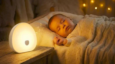 Bébé dort paisiblement avec une veilleuse bruit blanc pendant la régression du sommeil